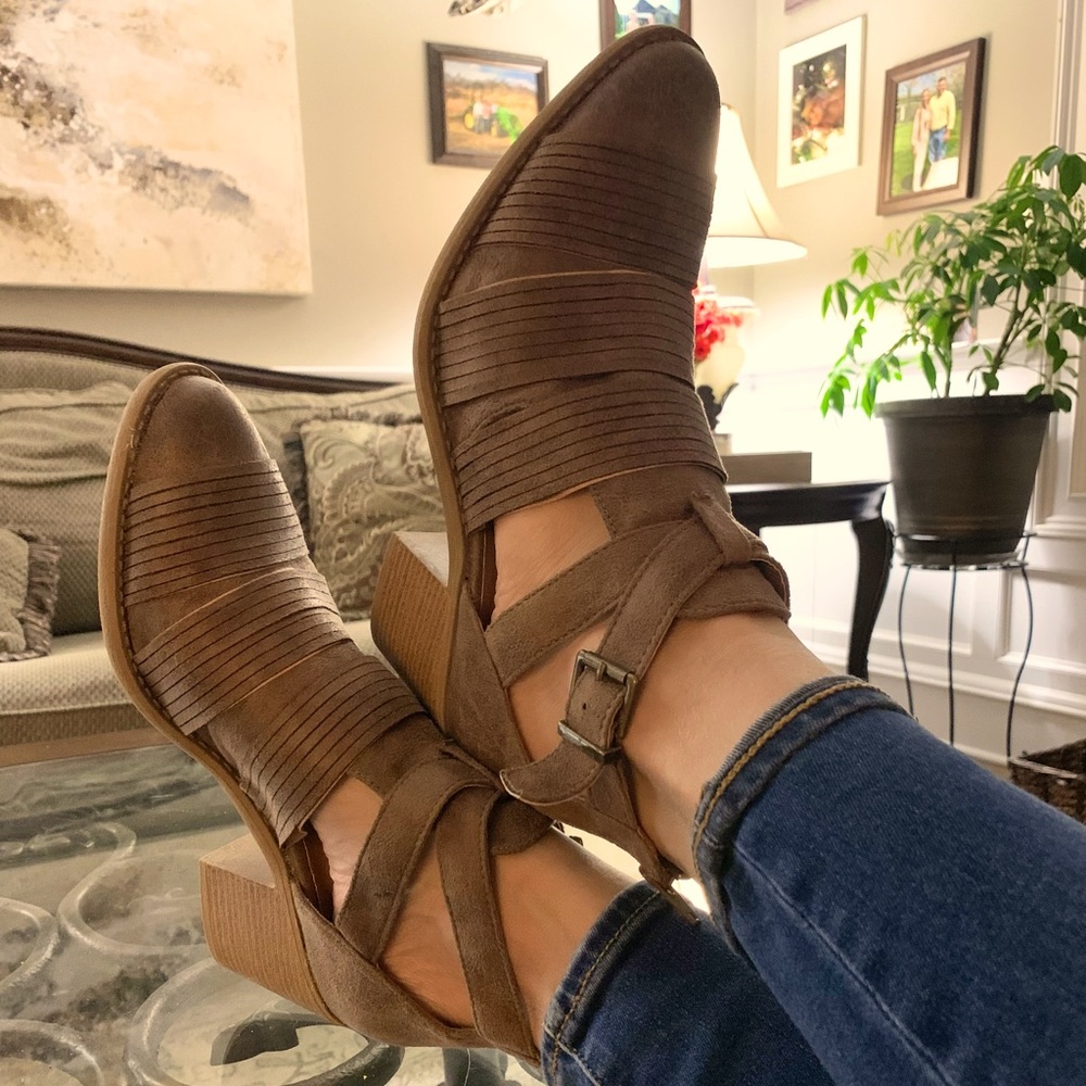 Charlotte Russe womens size 9 buckle/zip ankle